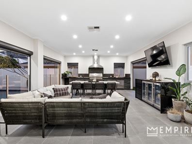 8 Sandford Avenue, Lake Coogee WA 6166