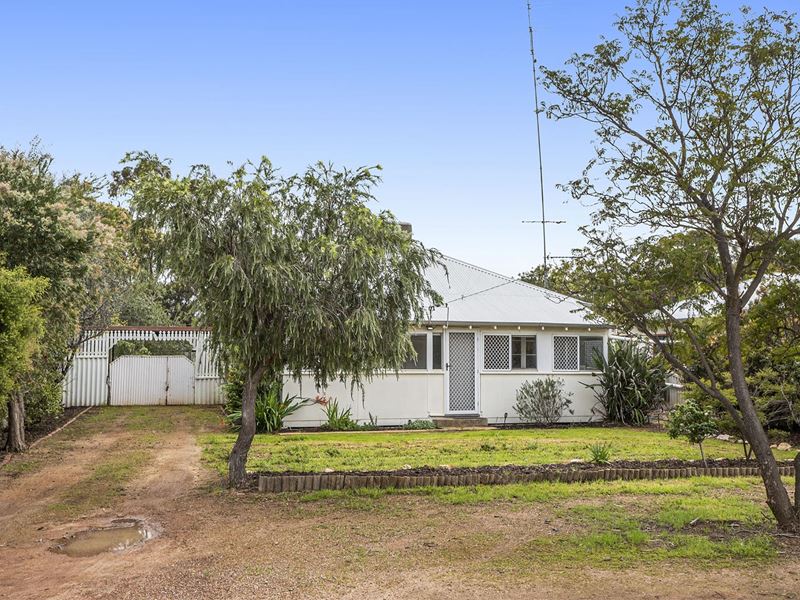 12 Dargai Street, Moora WA 6510