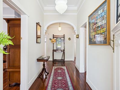 20 Dumbarton Crescent, Menora WA 6050
