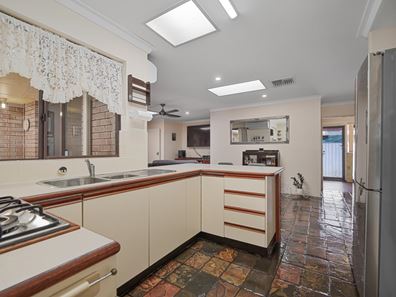 39 Hibiscus Road, Maddington WA 6109