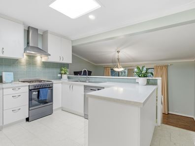 6 Savage Road, Kelmscott WA 6111