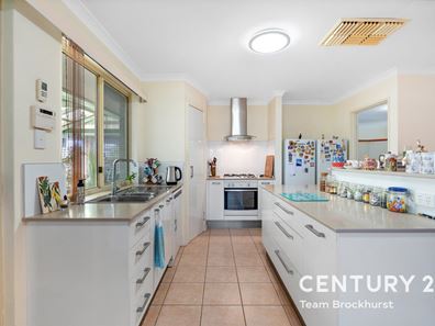 25 Larkspur Place, Thornlie WA 6108