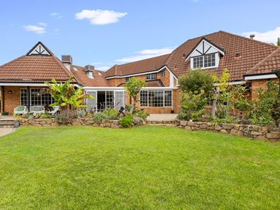 2 Queenscliff Court, Kallaroo WA 6025