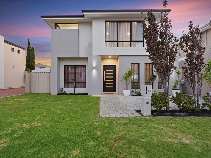 44 Leschenault Boulevard, Lake Coogee WA 6166