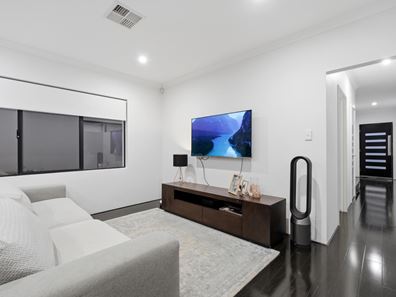 44 Leschenault Boulevard, Lake Coogee WA 6166