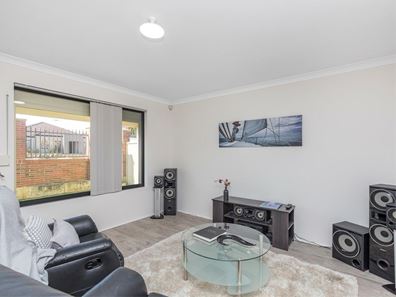 27 Fairvale Bend, Madeley WA 6065