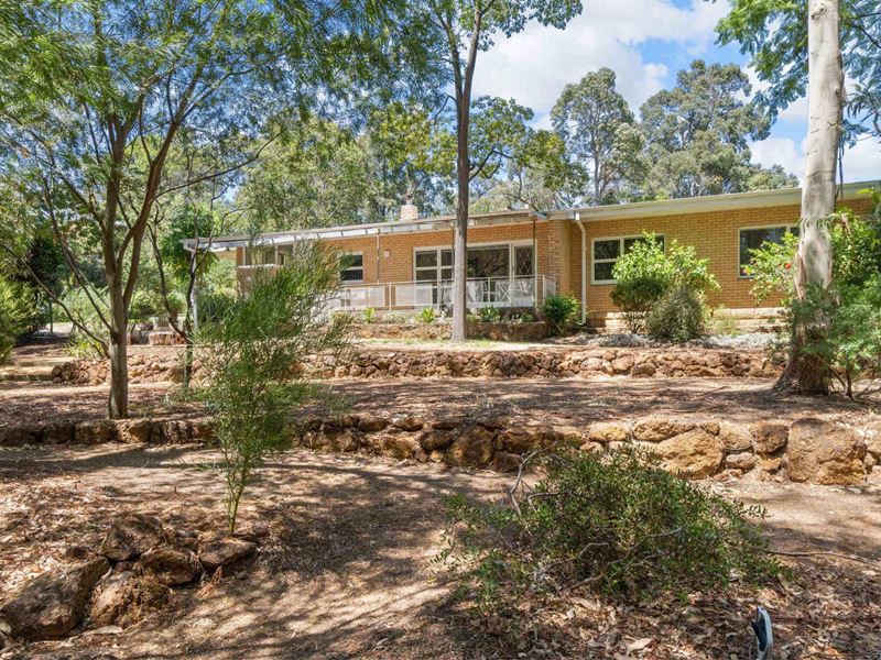 4 Falls Road, Lesmurdie WA 6076