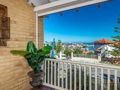 2/8 Toulon Circle, Mindarie WA 6030