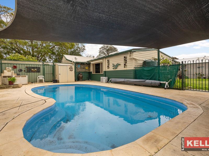 4 Field Avenue, Redcliffe