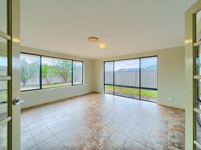 19 Moon Parade, Mckail WA 6330