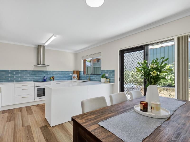 2/6 Kitchener Road, Melville WA 6156