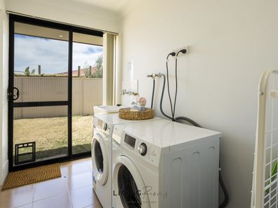 Room/2  20 Cleopatra Circuit, Bertram WA 6167