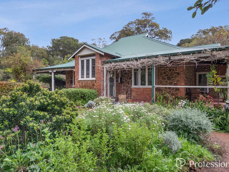 172 Lesmurdie Road, Lesmurdie WA 6076