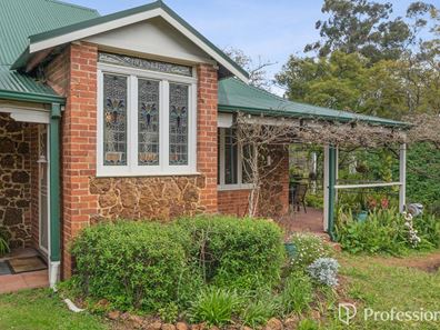 172 Lesmurdie Road, Lesmurdie WA 6076