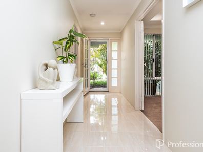 31 Excalibur Chase, Wattle Grove WA 6107