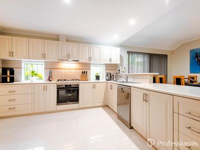 31 Excalibur Chase, Wattle Grove WA 6107