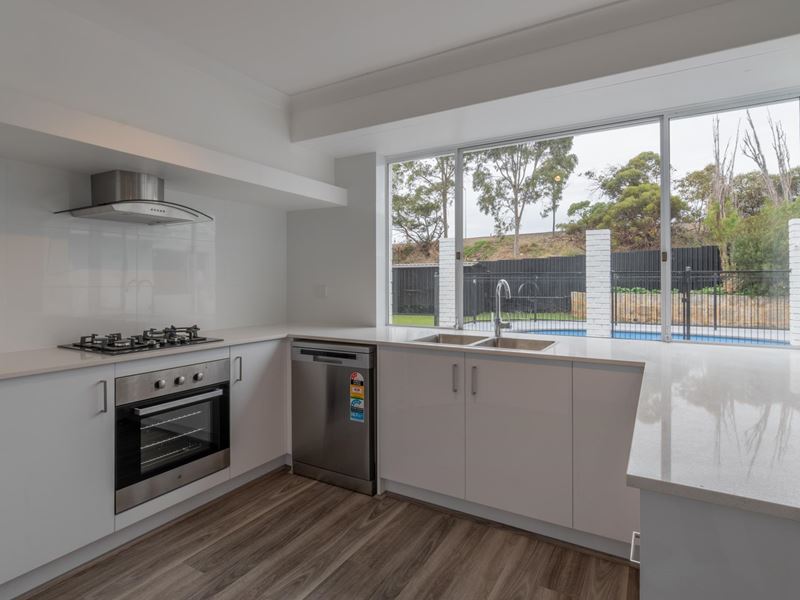 48 Beckett Close, Lake Coogee WA 6166