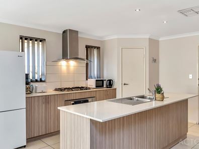19 Woorabinda Rise, Lakelands WA 6180