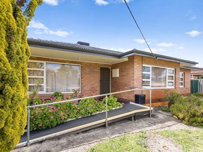 25 Balaka Way, Queens Park WA 6107