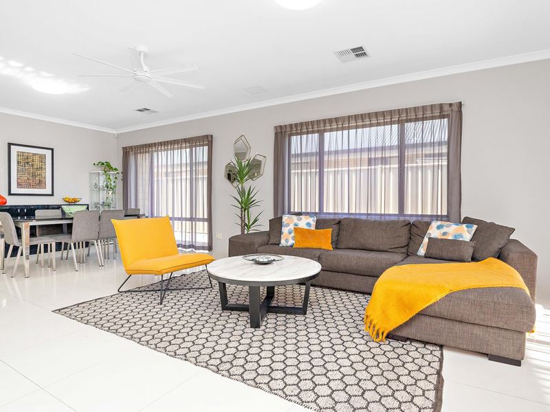 24 Bayonne Corner, Piara Waters