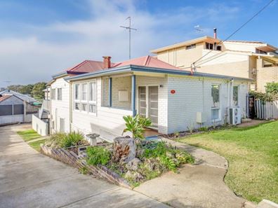 9 Hill Street, Halls Head WA 6210