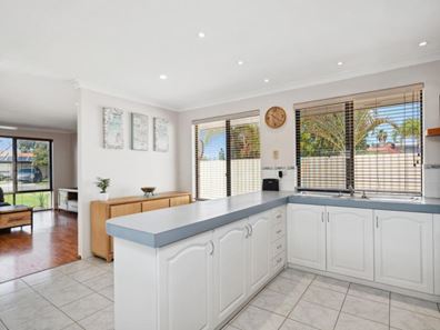 10 Tangaroa Close, Cooloongup WA 6168