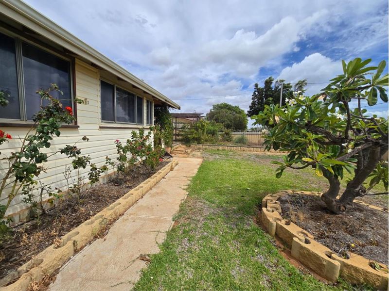 13 Mcleod Street, South Carnarvon