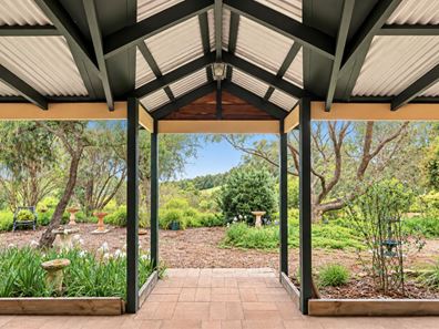 32 Cleopatra Crescent, Kangaroo Gully WA 6255