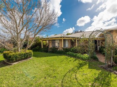 25 Mallina Circuit, Carramar WA 6031