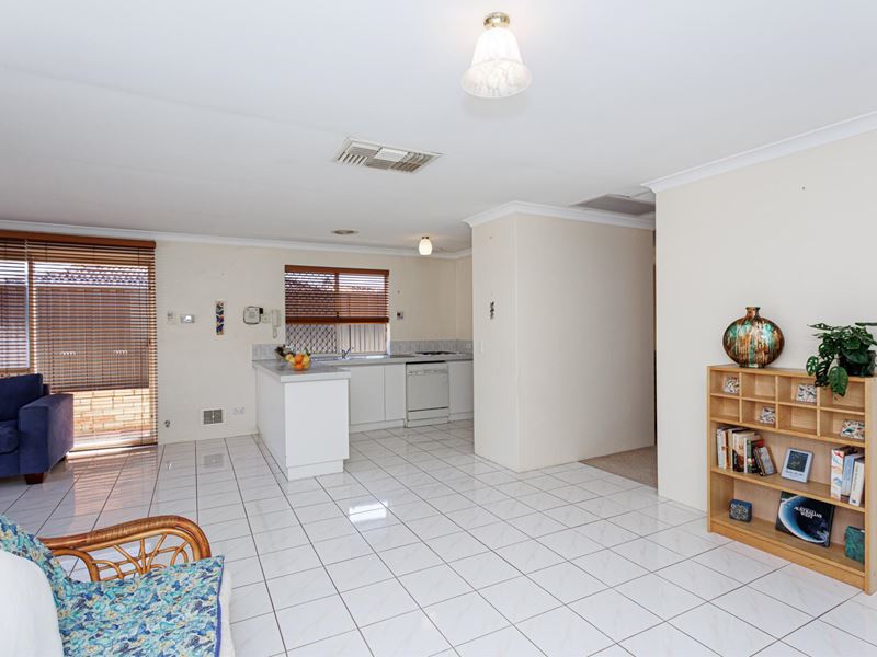 8 Lake Edge Court, Gwelup