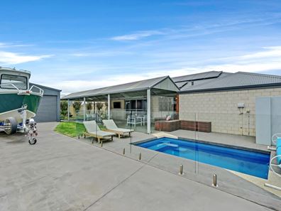 4 Hazelgrove Crescent, Millbridge WA 6232