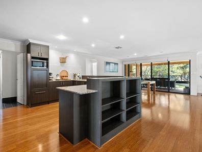 18 Placid Bend, South Yunderup WA 6208