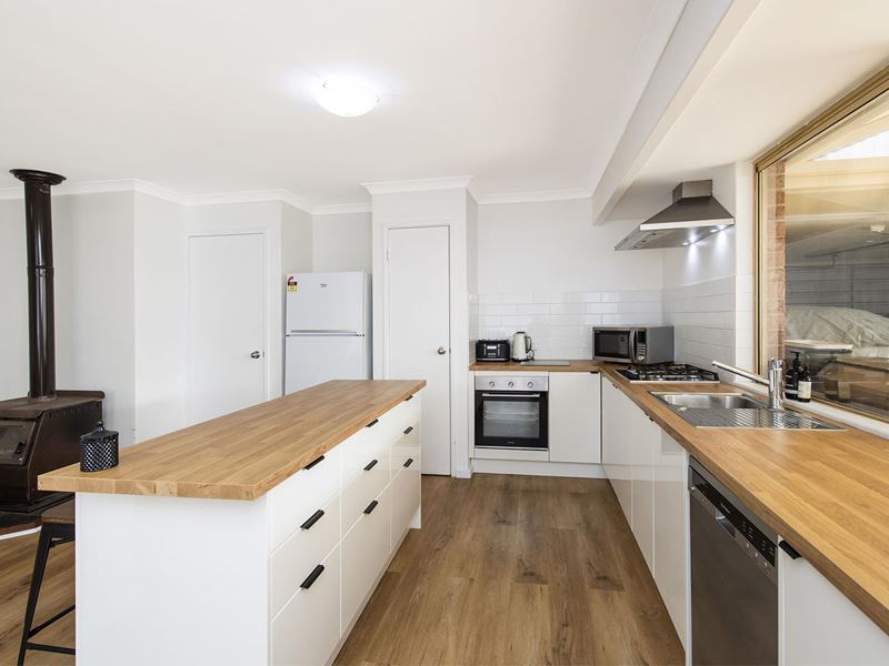 16 Tamarisk Drive, Halls Head