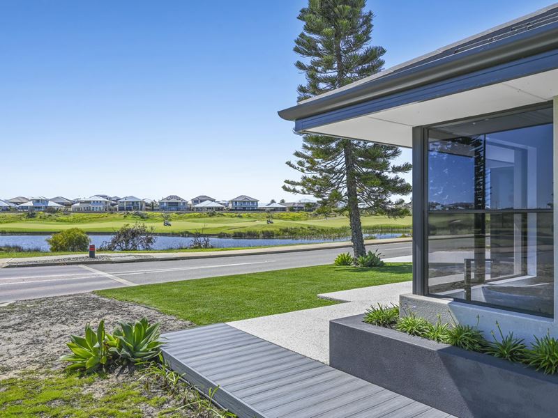 2 Bancoura Parkway, Secret Harbour
