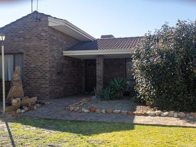 15 Cowan Way, Merredin WA 6415