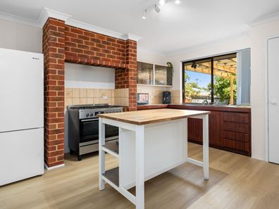 7 De Bernales Street, Hannans WA 6430