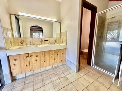2 Dayana Drive, Woorree WA 6530