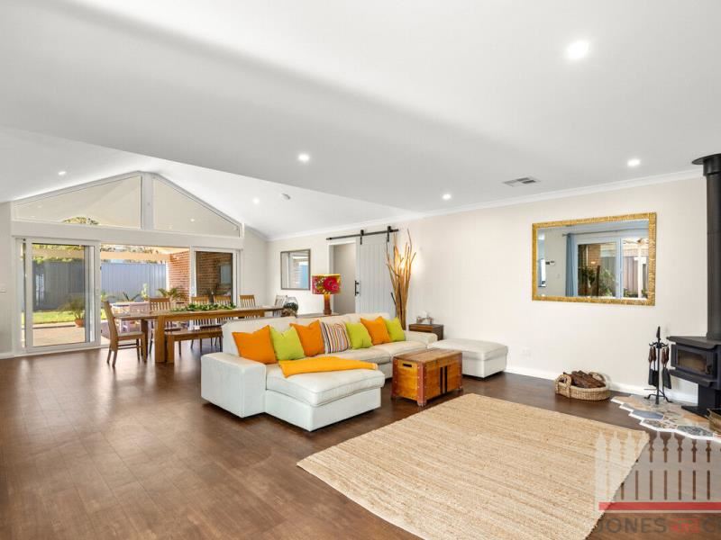 8 Compass Circle, Yanchep WA 6035