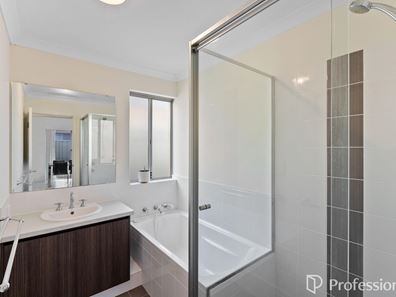 2/25 Abercorn Road, Forrestfield WA 6058