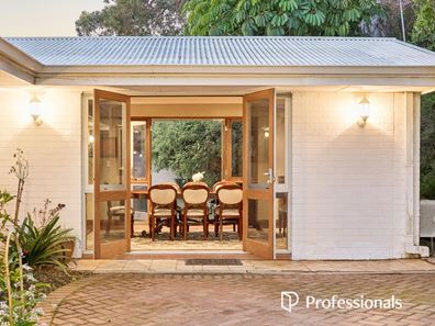 177 Railway Road, Gooseberry Hill WA 6076