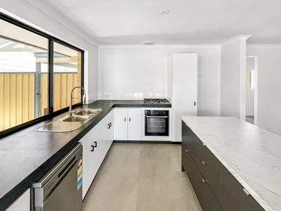 5 Madge Way, Leda WA 6170
