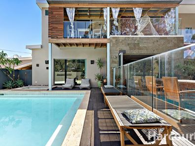 1/2 Allan Place, Halls Head WA 6210