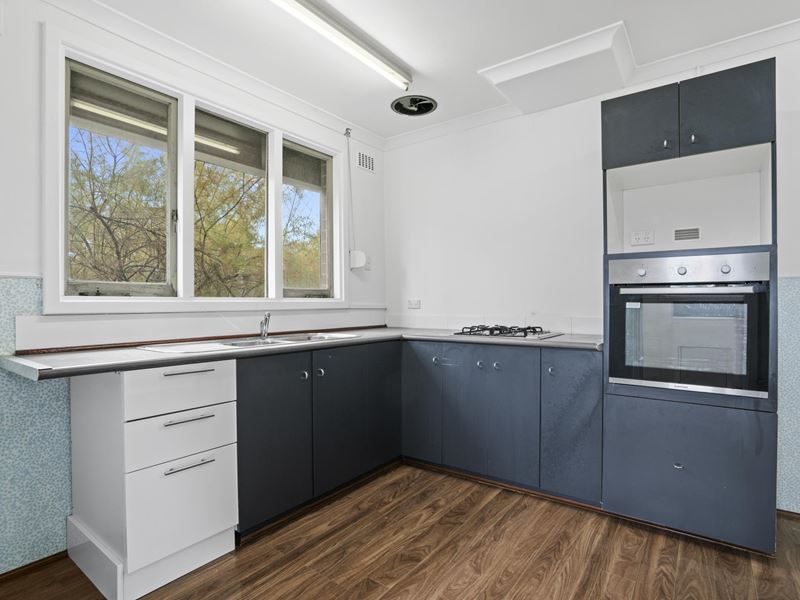 8 Simons Way, Langford