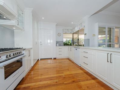 12 Chatsworth Gate, Canning Vale WA 6155