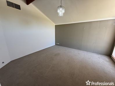 9 Lakeside Drive, Thornlie WA 6108