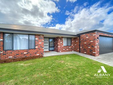 2 Stoddart Corner, Mckail WA 6330