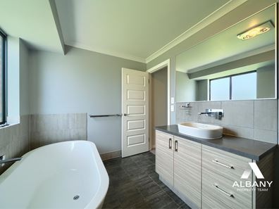 2 Stoddart Corner, Mckail WA 6330