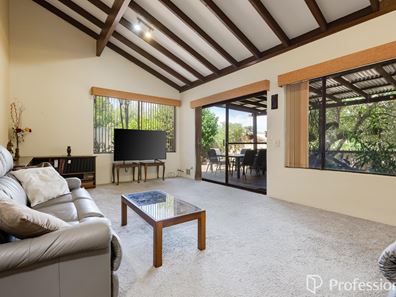 6 Flint Court, Leeming WA 6149