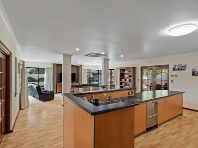 14 Magnolia Rise, Halls Head WA 6210