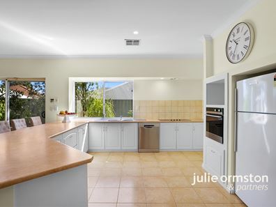 17 Forkleaf Bend, Banksia Grove WA 6031